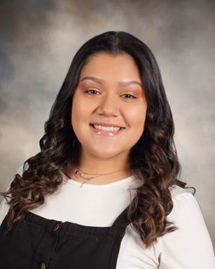 Senior portrait photo of Angelica